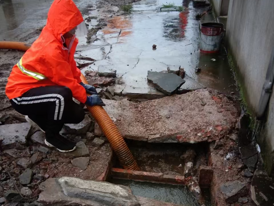 辽中专业清理污水池 炜誉市政以规范流程守护城市 “肠道”