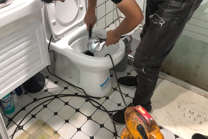 辽中马桶堵塞自己疏通还是找师傅？专业上门服务让你省时更省心